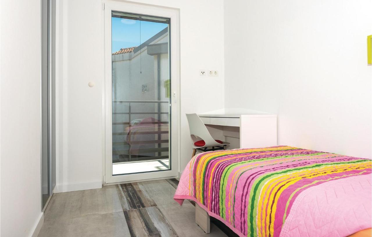 Cozy Apartment In Brodarica With Wifi Exteriér fotografie